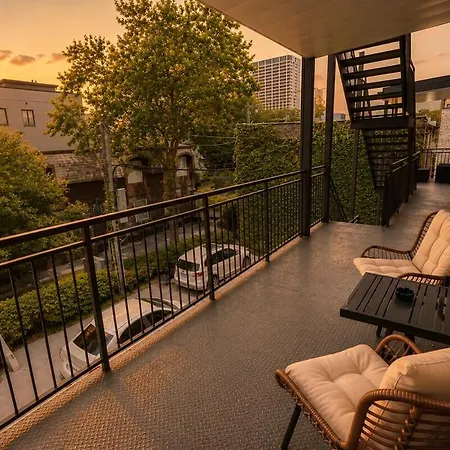 Chic Little Italy 4br With Optional Parking *