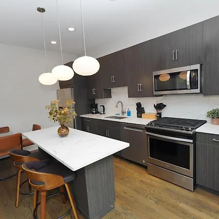 Little Italy 4br Retreat With Optional Parking Apartment *