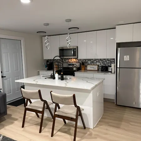 Apartment Bright Modern 2br, Close To Downtown