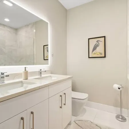 The Spot Eclectic • Modern • Sleeps 6