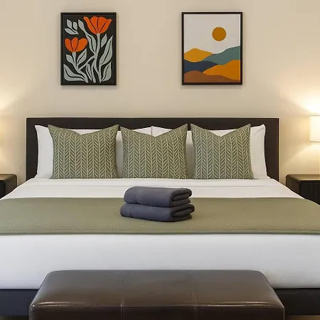 The Spot Eclectic • Modern • Sleeps 6 Apartment *