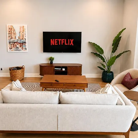Rooftop Reverie Prime Location - Modern-sleeps 6