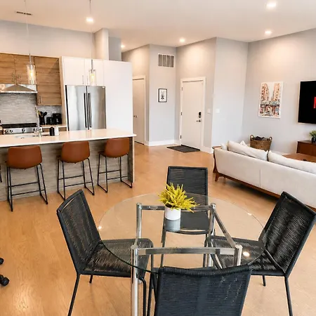 Rooftop Reverie Prime Location - Modern-sleeps 6 *
