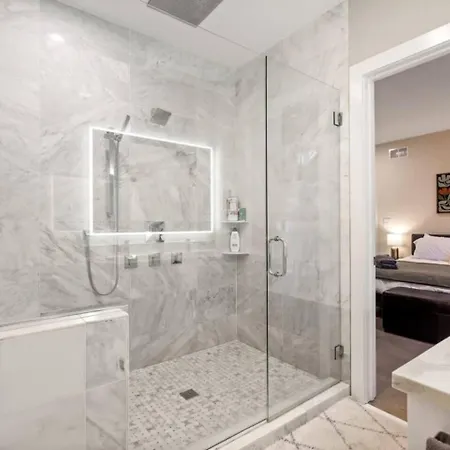Apartment The Spot Eclectic • Modern • Sleeps 6 *