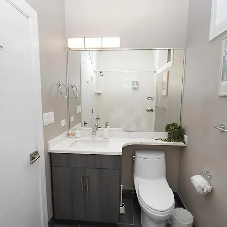 Apartment Little Italy 4br Retreat With Optional Parking *