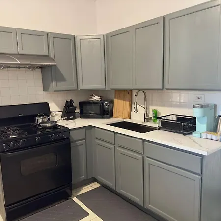 Spacious 4 Queen Beds Free Parking *