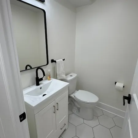 Bright Modern 2br, Close To Downtown Apartment