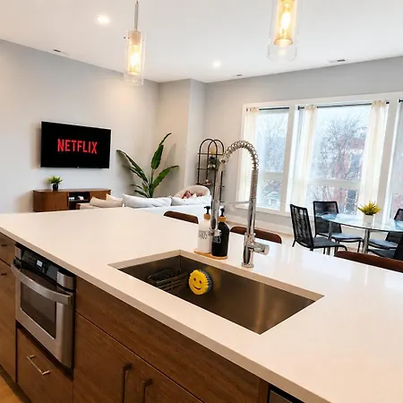 Rooftop Reverie Prime Location - Modern-sleeps 6 *