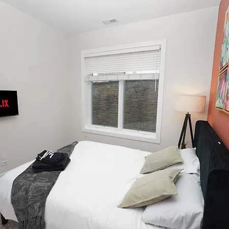 Little Italy 4br Retreat With Optional Parking Apartment Chicago