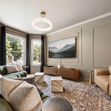The Velvet Manor Luxe 3br Jacuzzi Garage Apartment