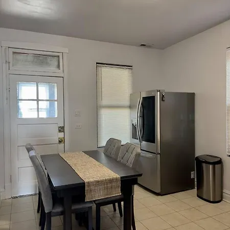 Apartment Spacious 4 Queen Beds Free Parking Chicago