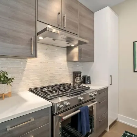 The Spot Eclectic • Modern • Sleeps 6 Apartment Chicago