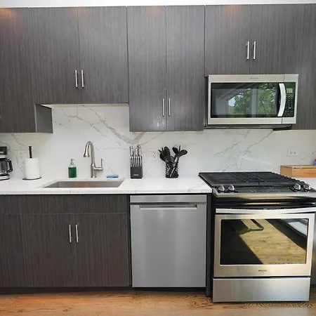 Chic Little Italy 4br With Optional Parking Chicago