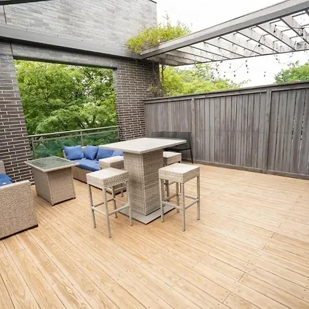 Little Italy 4br Retreat With Optional Parking Chicago