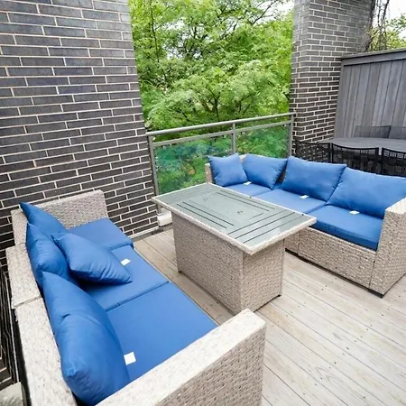 Apartment Little Italy 4br Retreat With Optional Parking