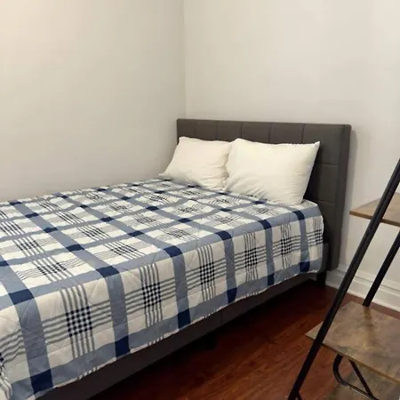 Spacious 4 Queen Beds Free Parking Apartment *