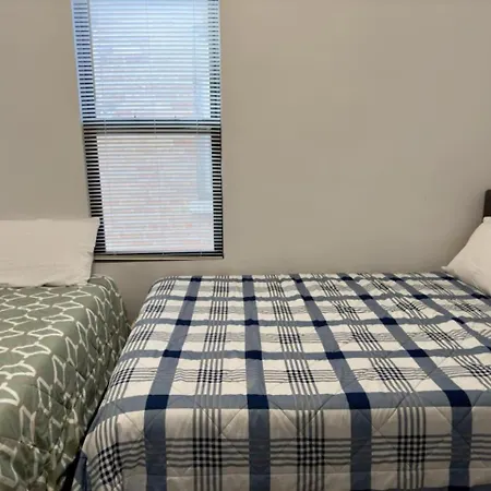 Spacious 4 Queen Beds Free Parking
