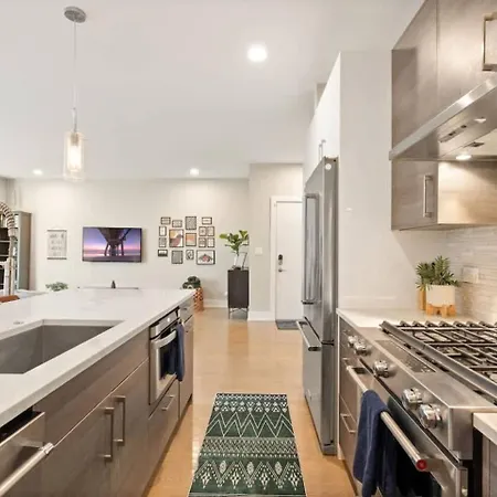 Apartment The Spot Eclectic • Modern • Sleeps 6 Chicago