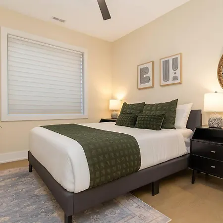 The Spot Eclectic • Modern • Sleeps 6 Chicago