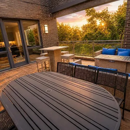 Little Italy 4br Retreat With Optional Parking Apartment Chicago