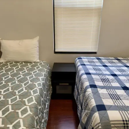 Spacious 4 Queen Beds Free Parking
