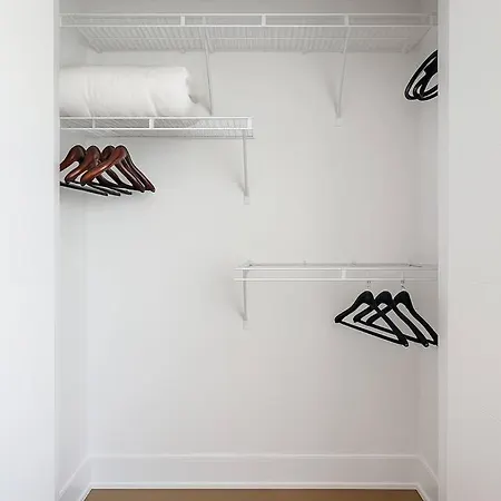 Apartment The Spot Eclectic • Modern • Sleeps 6 *