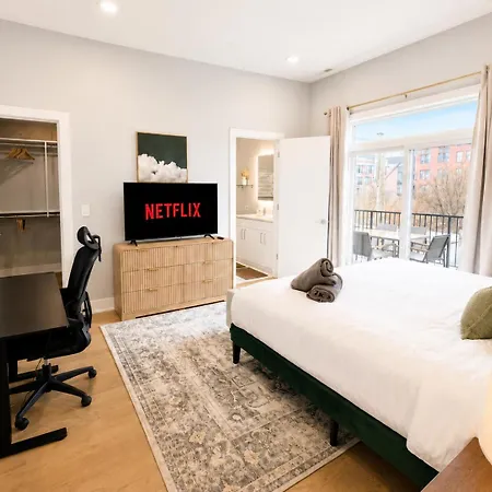 Rooftop Reverie Prime Location - Modern-sleeps 6 Apartment