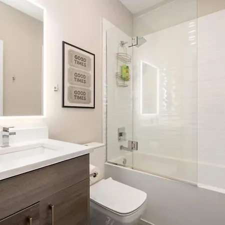 The Spot Eclectic • Modern • Sleeps 6 Apartment Chicago