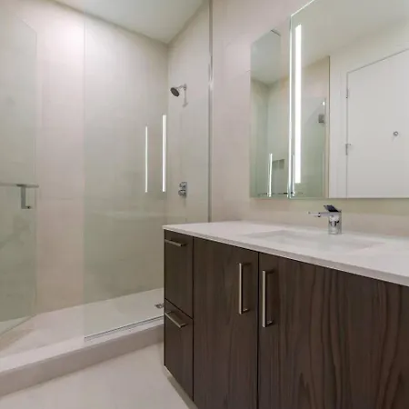 Extraordinary Spacious Apartment *
