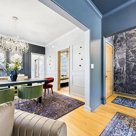 The Velvet Manor Luxe 3br Jacuzzi Garage Apartment