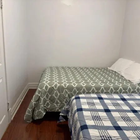 Spacious 4 Queen Beds Free Parking Apartment *
