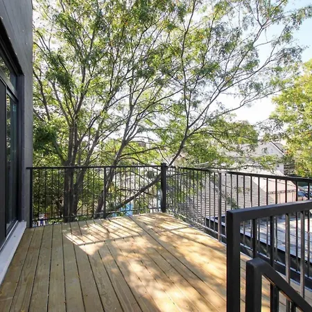 Rooftop Reverie Prime Location - Modern-sleeps 6 Apartment *