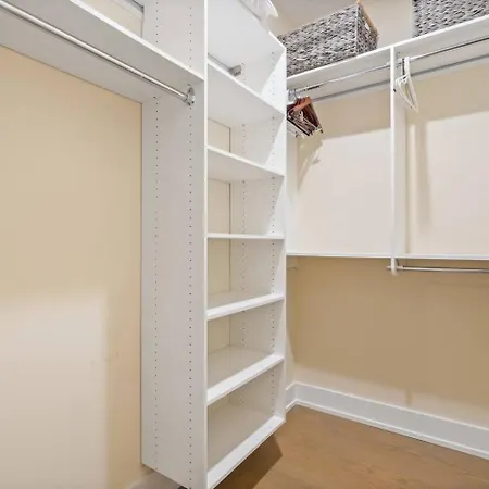 Rooftop Reverie Prime Location - Modern-sleeps 6 Apartment Chicago