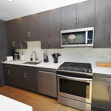 Chic Little Italy 4br With Optional Parking Chicago