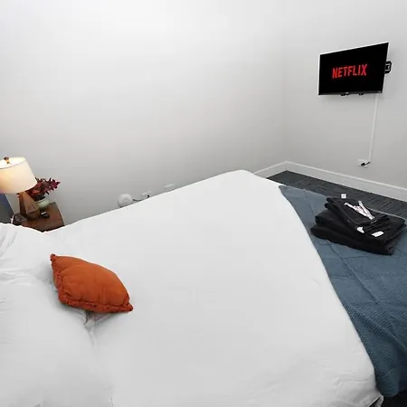 Apartment Little Italy 5br With Optional Parking *