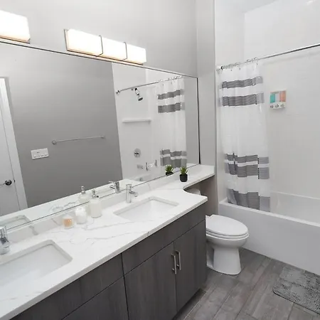 Little Italy 5br With Optional Parking Chicago