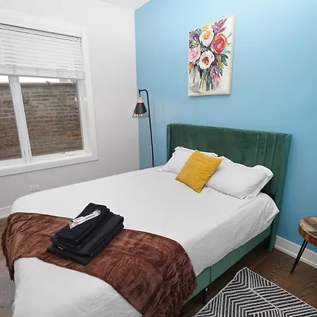 Little Italy 4br Retreat With Optional Parking Chicago