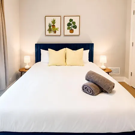 Rooftop Reverie Prime Location - Modern-sleeps 6 Apartment *