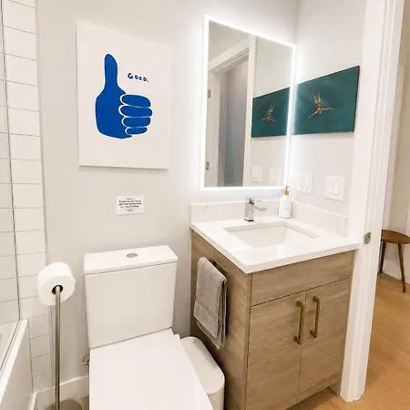 Rooftop Reverie Prime Location - Modern-sleeps 6 Chicago