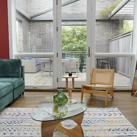 Apartment Little Italy 4br Retreat With Optional Parking *