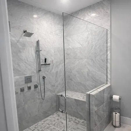 Rooftop Reverie Prime Location - Modern-sleeps 6 *