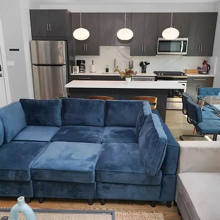 Apartment Chic Little Italy 4br With Optional Parking *