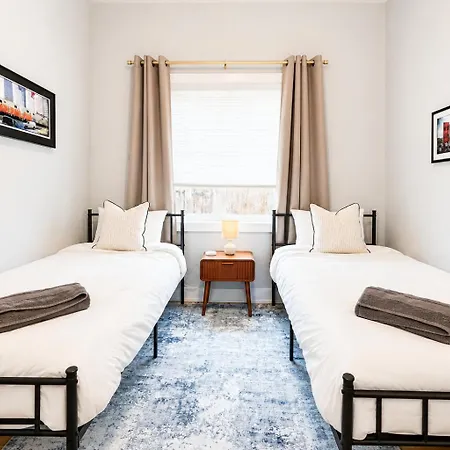 Rooftop Reverie Prime Location - Modern-sleeps 6 Chicago