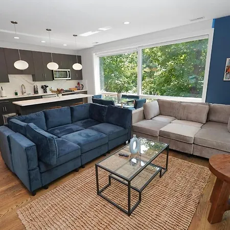 Chic Little Italy 4br With Optional Parking *