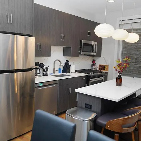 Little Italy 5br With Optional Parking Apartment *