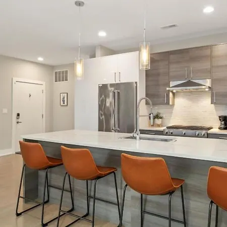 The Spot Eclectic • Modern • Sleeps 6 Apartment Chicago