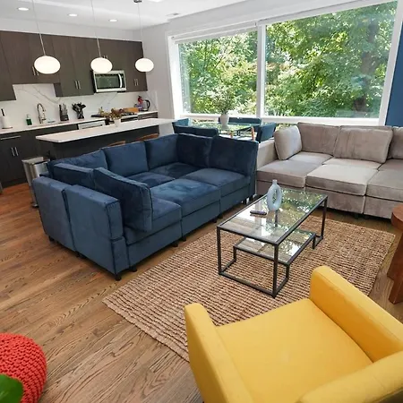 Chic Little Italy 4br With Optional Parking