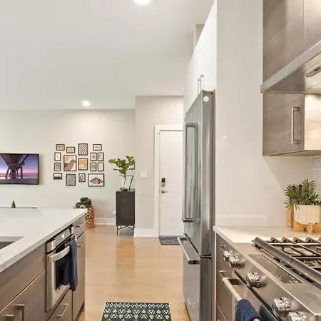 The Spot Eclectic • Modern • Sleeps 6 Apartment Chicago
