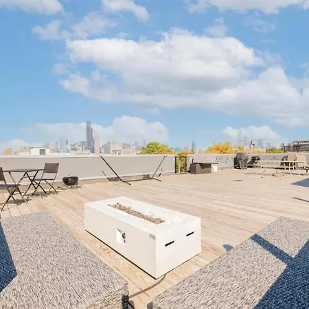 Rooftop Reverie Prime Location - Modern-sleeps 6 Chicago