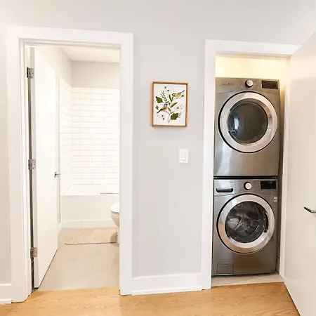 Apartment Rooftop Reverie Prime Location - Modern-sleeps 6 Chicago